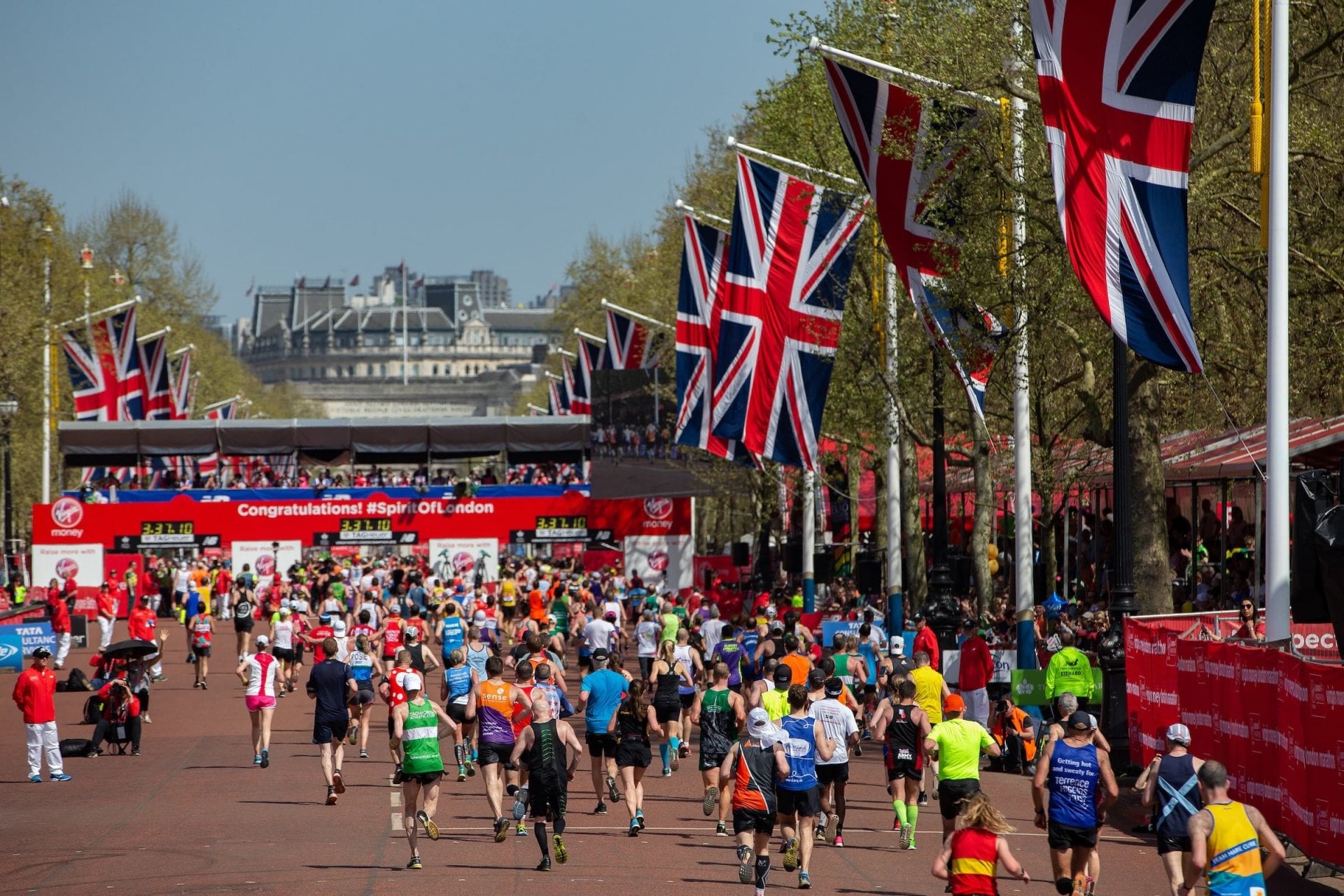 Thousands of runners taking part in London Marathon