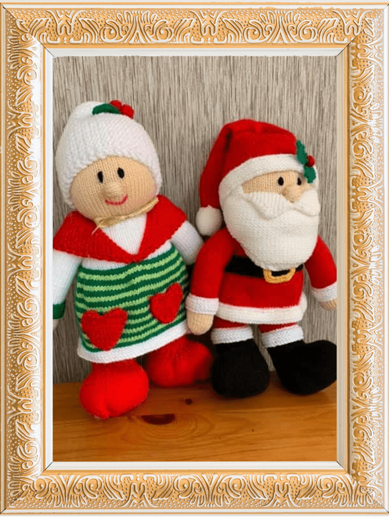 Knitted Mr and Mrs Claus