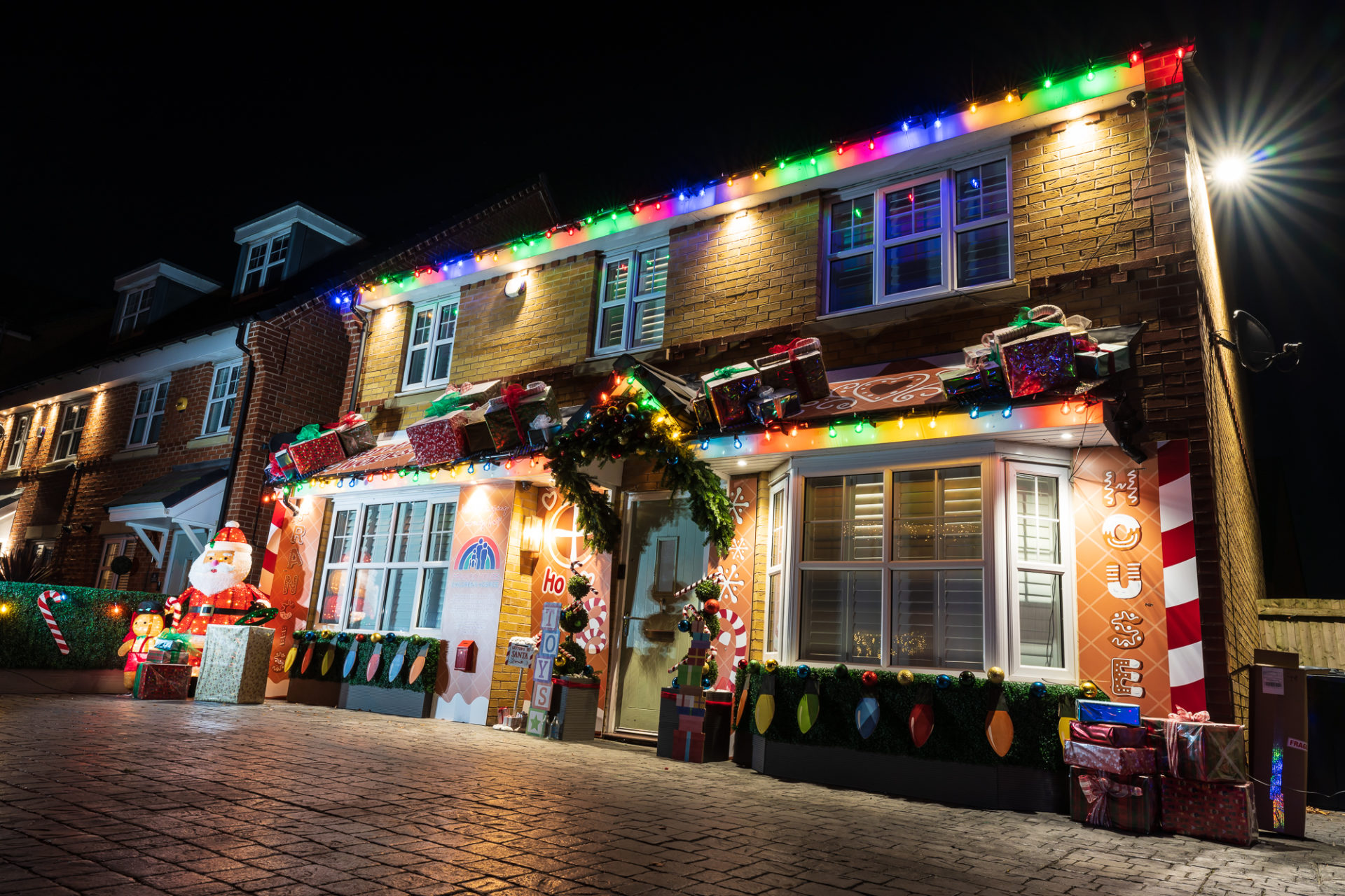 House decorated with lights and Christmas decorations.